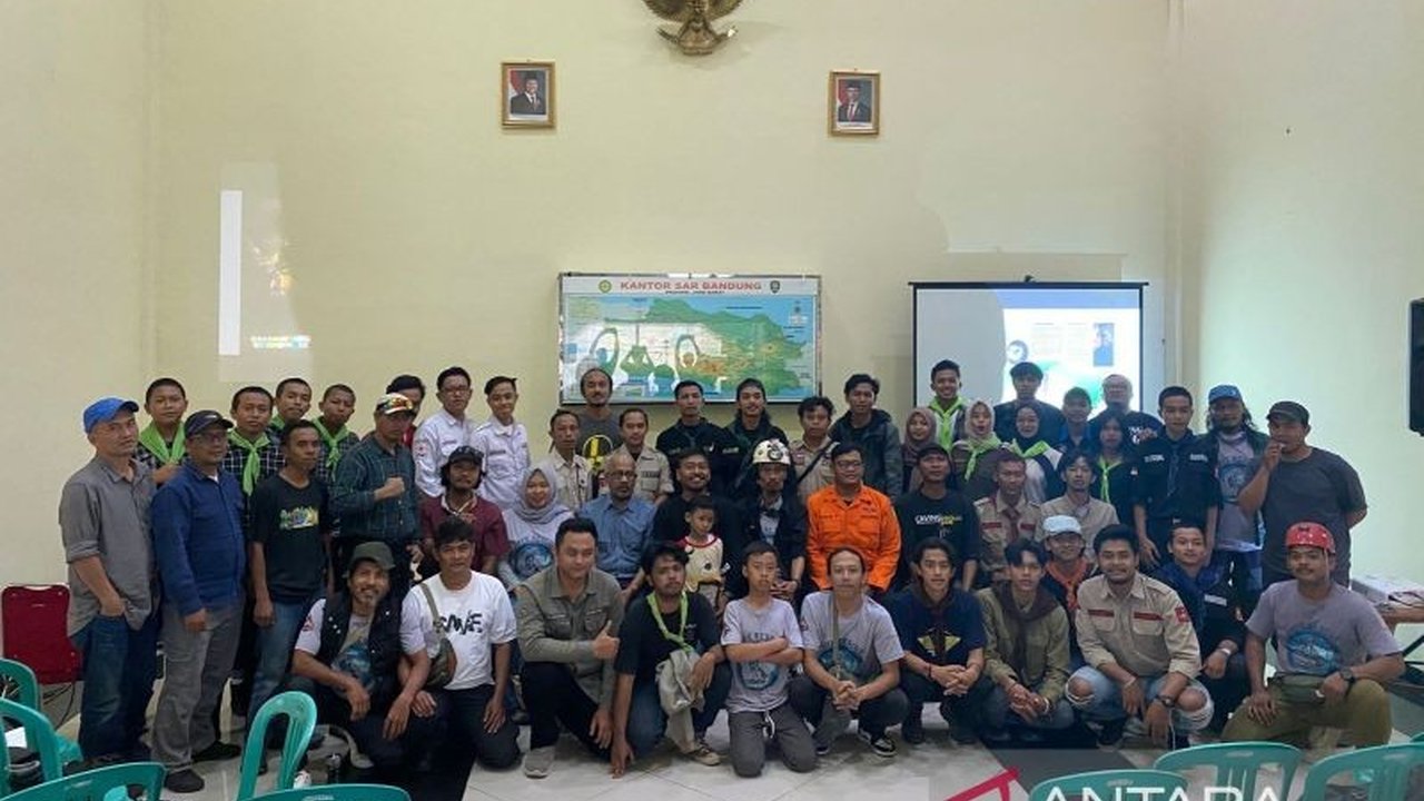 Basarnas Tasikmalaya jalin kolaborasi erat dengan komunitas pecinta gua untuk meningkatkan kesiapan operasi penyelamatan di gua, mengantisipasi potensi bahaya.