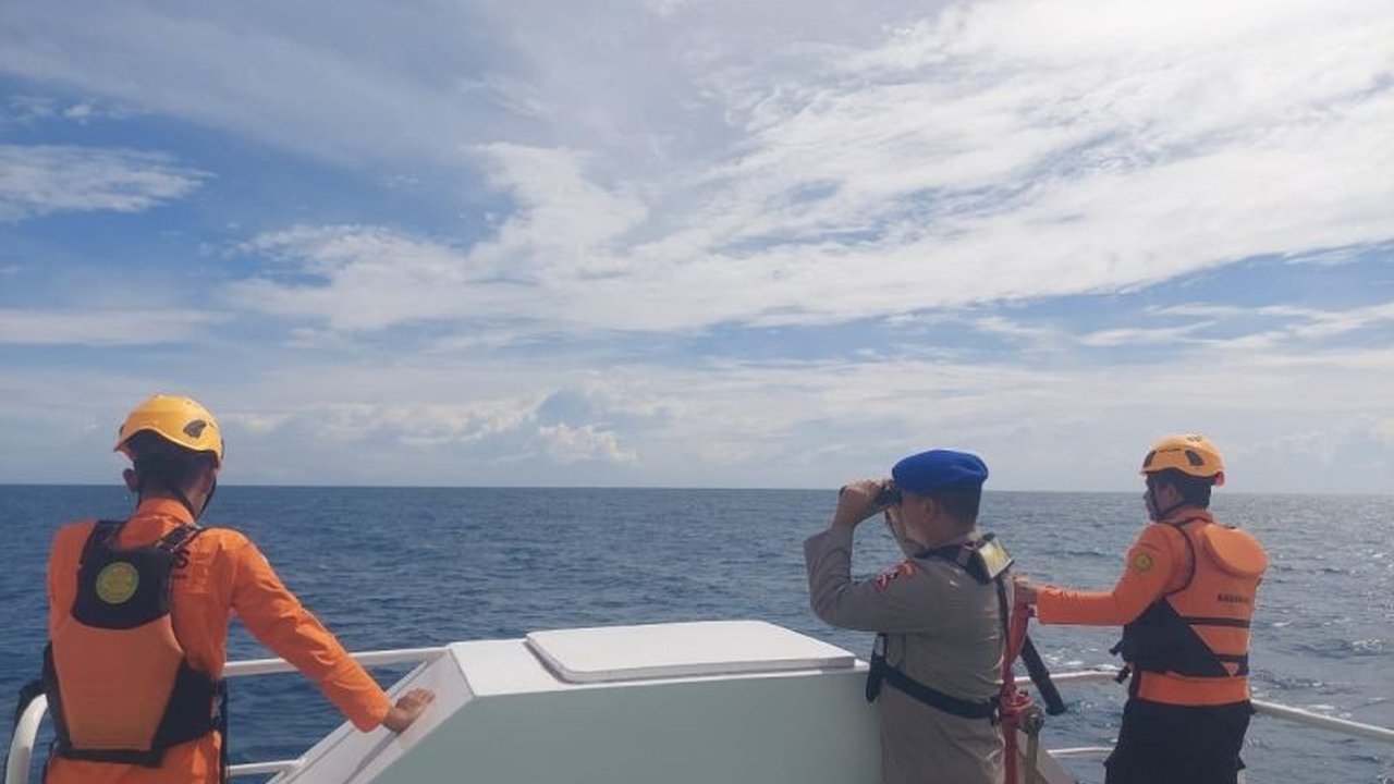 Tim SAR gabungan terus mengintensifkan Pencarian ABK Hilang Tanggamus, delapan anak buah kapal KM Maulana 30 yang belum ditemukan setelah insiden kebakaran di perairan selatan Belimbing.