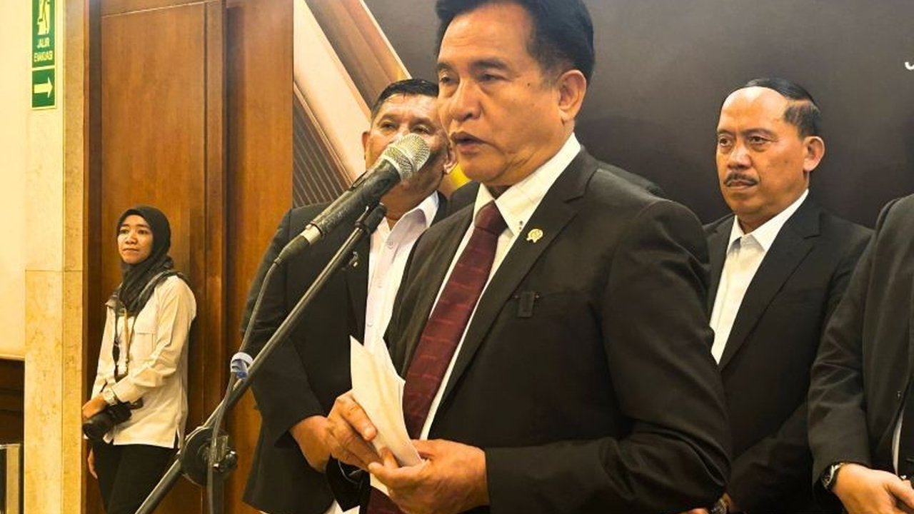Pemerintah tengah menyusun Peraturan Pemerintah (PP) untuk menuntaskan polemik terkait penempatan anggota Polri di luar struktur sipil, memastikan dasar hukum yang jelas dan konstitusional. Kebijakan ini diharapkan selesai pada Januari 2026.