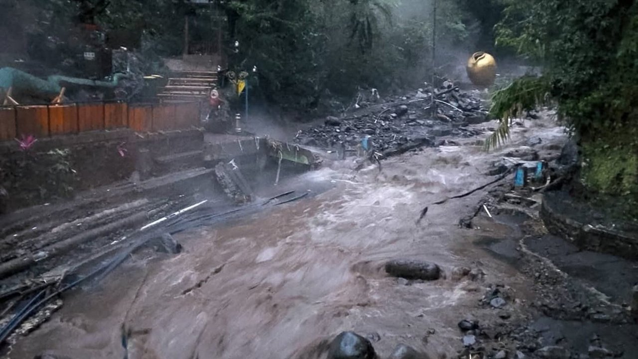 Penyebab Banjir Bandang Kawasan Wisata Guci, Derasnya Air Terjang Fasilitas hingga Jembatan Terbawa Arus