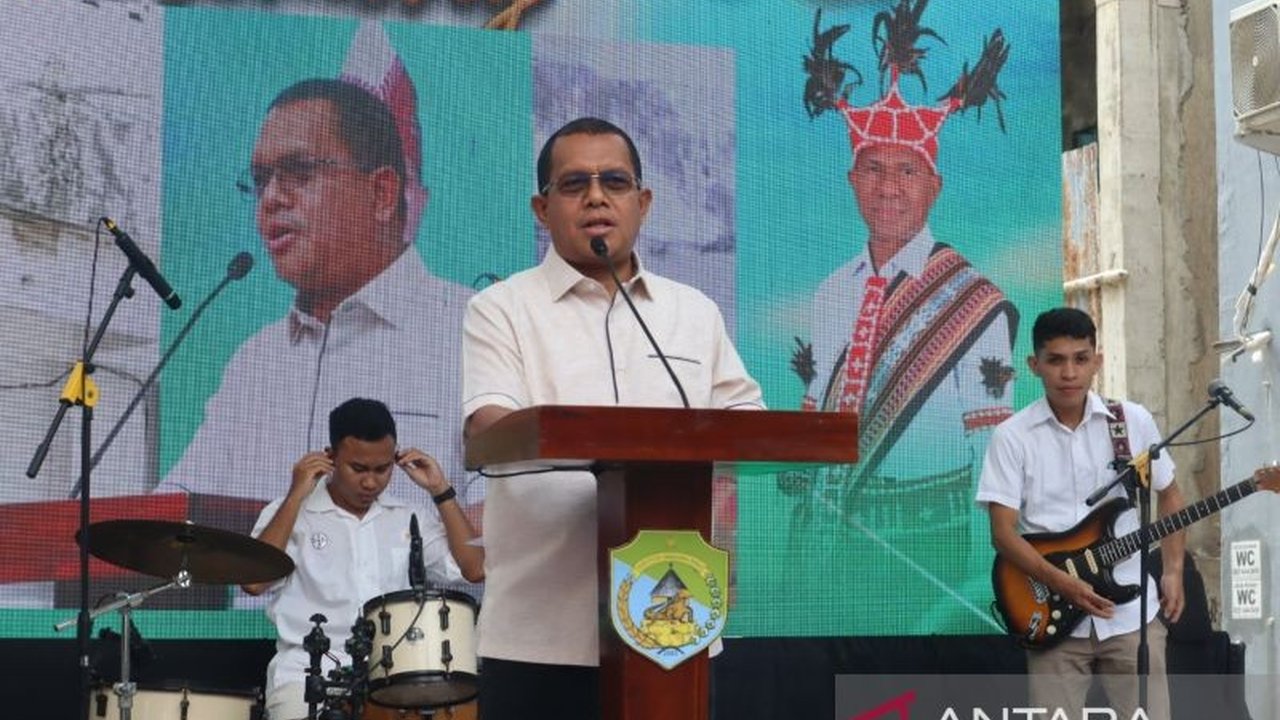 Gubernur NTT, Melki Laka Lena, mendorong ASN untuk membeli produk UMKM di NTT Mart, bahkan berencana mewajibkan transaksi minimal Rp100 ribu per ASN demi menggerakkan ekonomi lokal dan mencapai target transaksi Rp150 miliar per bulan.