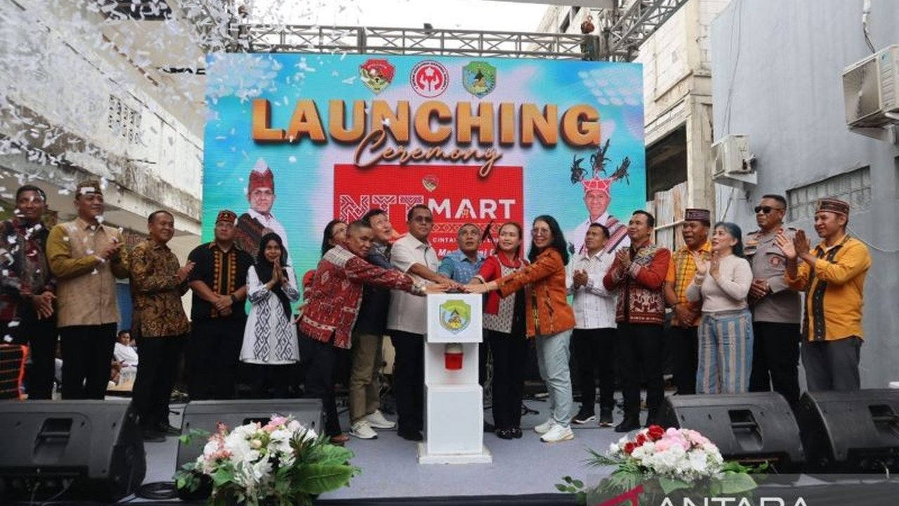 Pemerintah Kabupaten Manggarai Barat mendorong NTT Mart Labuan Bajo menjadi etalase produk UMKM dan IKM dari seluruh Nusa Tenggara Timur untuk menggerakkan ekonomi lokal.