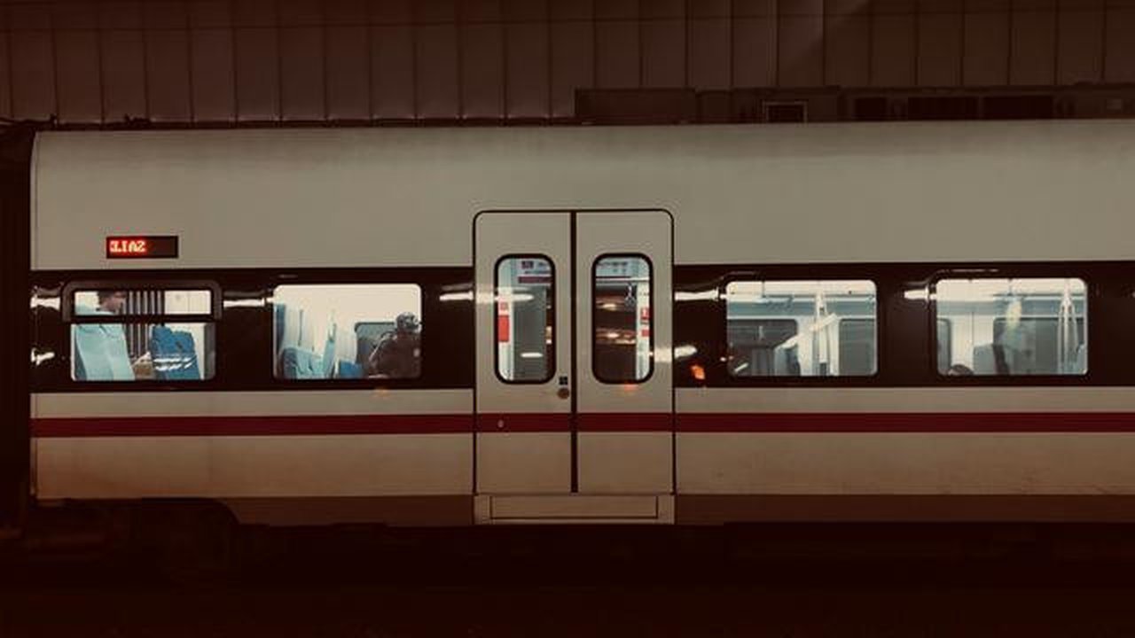 Ilustrasi Kereta Api. (Foto: izzat sofian/Unsplash)