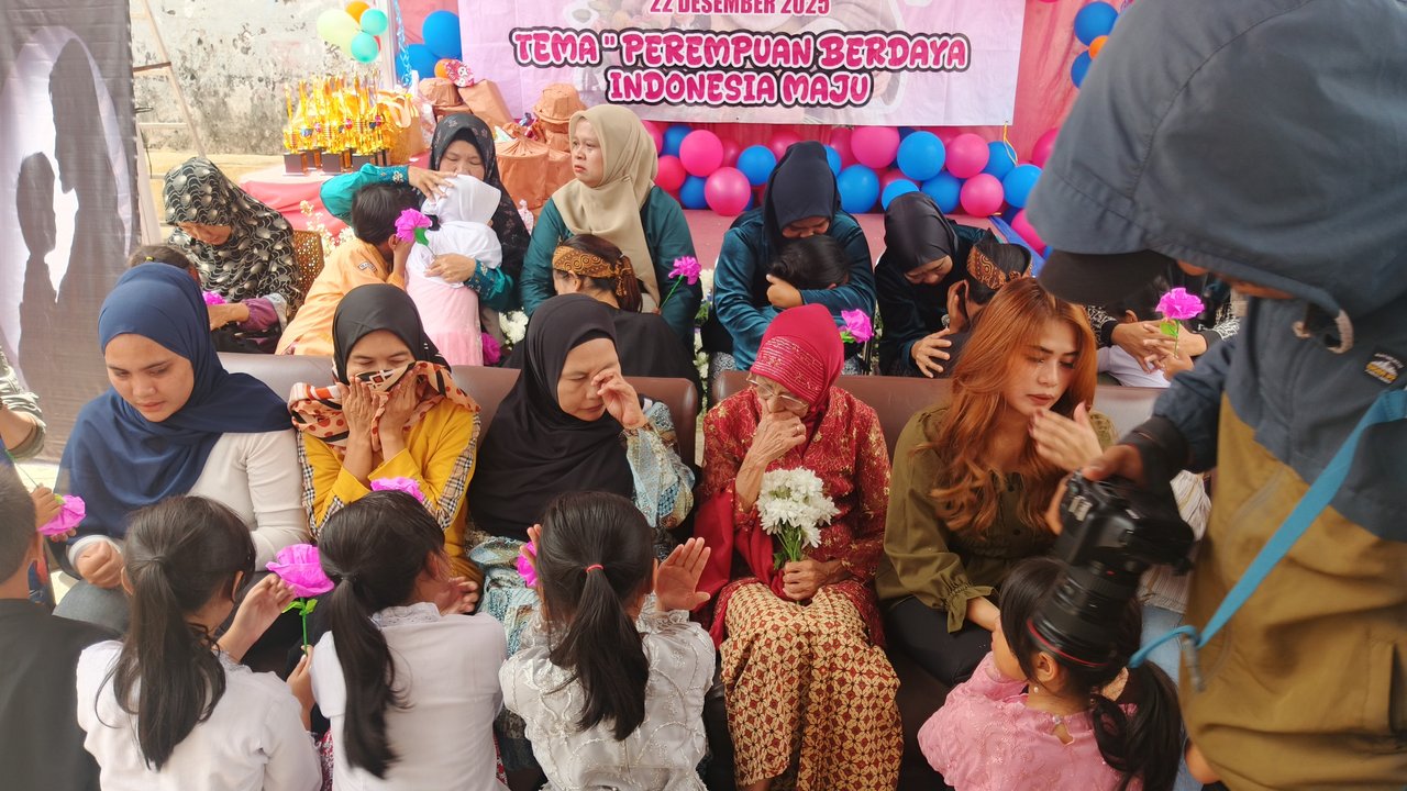 Momen Haru Warnai Sungkem di Peringatan Hari Ibu Lio Genteng Bandung