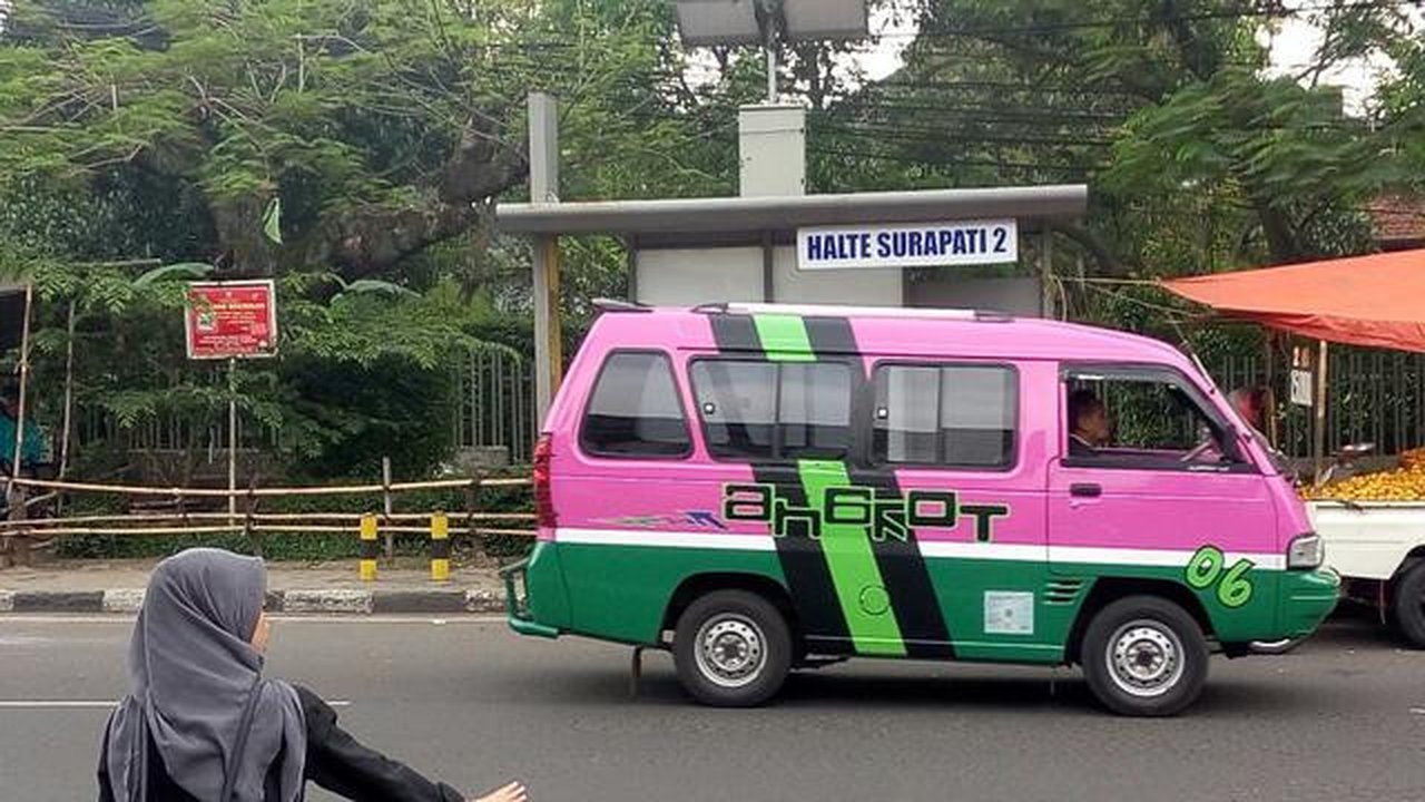 Para sopir angkot di Kota Bandung, Jawa Barat, belakangan ini kerap mengeluhkan sepinya penumpang. (Liputan6.com/Huyogo Simbolon)
