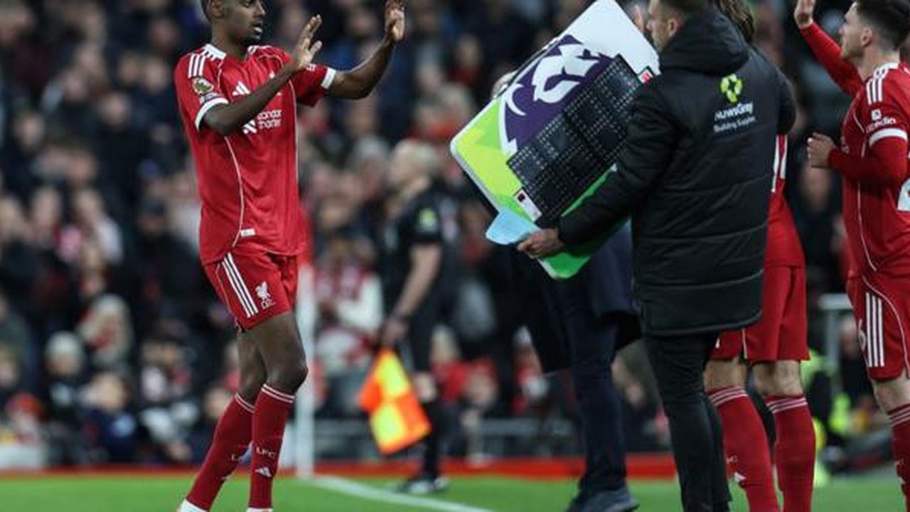Penyerang Liverpool asal Swedia #09, Alexander Isak (kiri), digantikan dalam pertandingan Premier League Inggris antara Liverpool dan Nottingham Forest di Anfield, Liverpool, Inggris barat la