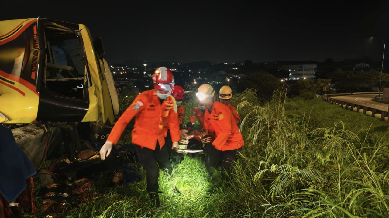 15 Orang Penumpang Meninggal Dunia Dalam Kecelakaan Bus di Exit Tol Krapyak