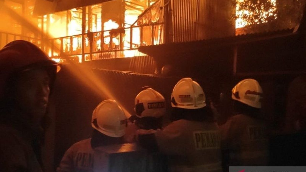 Kebakaran Grogol Petamburan semalam mengakibatkan 53 jiwa kehilangan tempat tinggal. Simak kronologi dan dampaknya yang membuat warga terpaksa mengungsi.