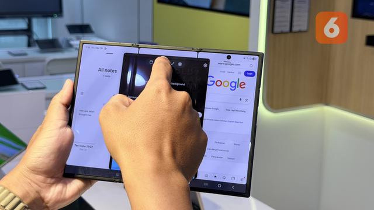 Tak hanya itu, ukuran layar yang lebih lebar memungkinkan pengguna membuka tampilan tiga aplikasi secara bersamaan. (Liputan6.com/ Yuslianson)