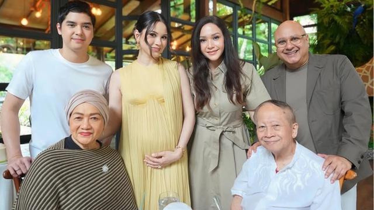 Potret keluarga besar Al Ghazali-Alyssa Daguise di momen gender reveal. [Foto: IG/@maiaestiantyreal]