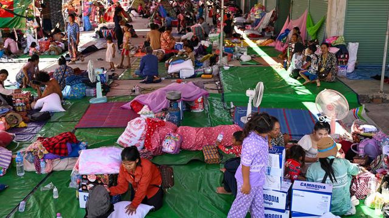 Gelombang pengungsian menjadi konsekuensi paling mengerikan dari eskalasi konflik Kamboja dan Thailand. Tampak dalam foto, para pengungsi berkumpul di kamp sementara di provinsi Banteay Meanc
