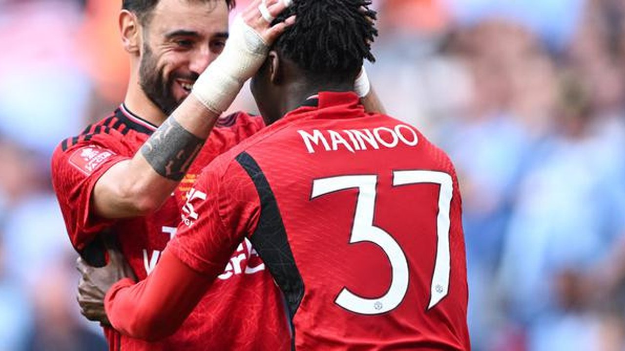 Kobbie Mainoo dan Bruno Fernandes - Manchester City Vs Manchester United di final Piala FA 2023/2024 (AFP/Justin Tallis)