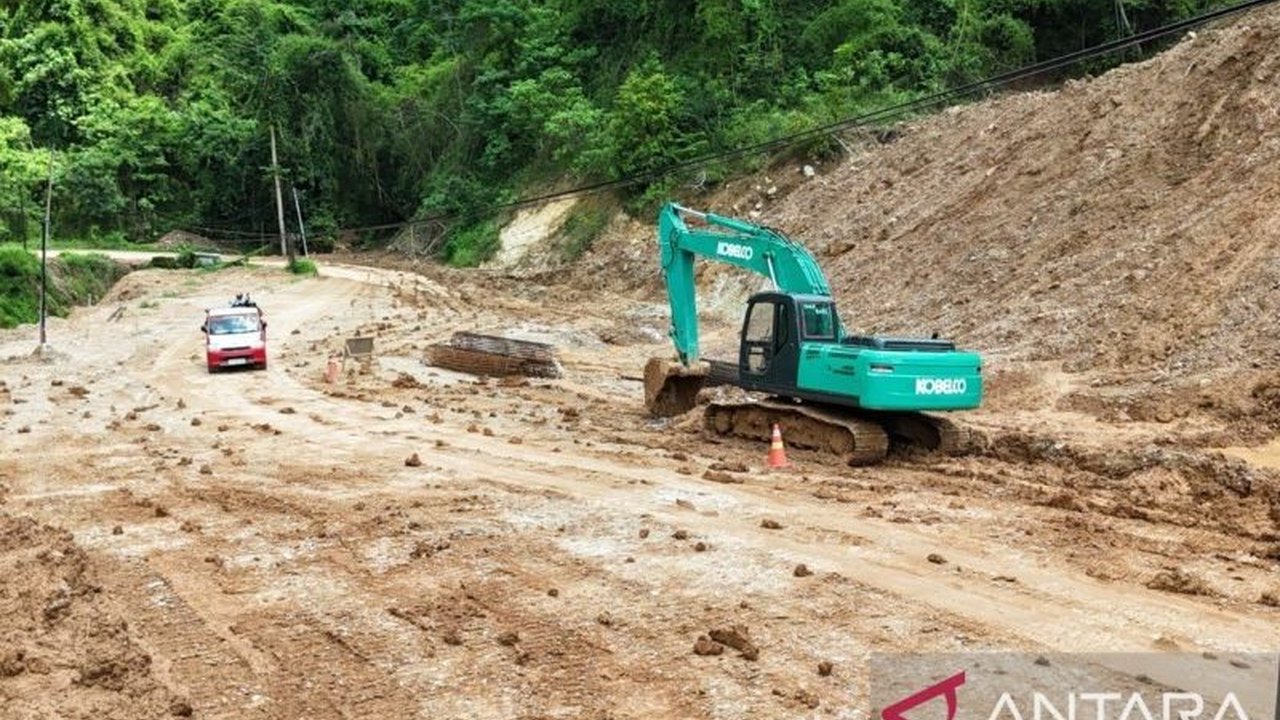 Progres pembangunan jalan Lenangguar-Lunyuk di Sumbawa, NTB, baru mencapai 65 persen akibat kendala cuaca ekstrem dan tanah longsor, memicu kekhawatiran penyelesaian tepat waktu.