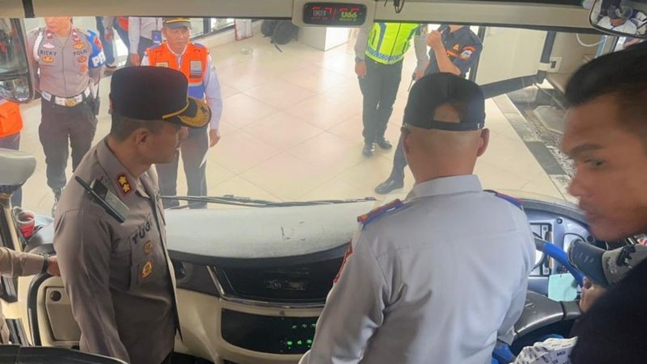 Polres Garut bersama Dinas Perhubungan intensifkan Pengecekan Kelayakan Bus Garut di Terminal Guntur untuk memastikan keselamatan penumpang dan mencegah kecelakaan selama libur Natal dan Tahun Baru.