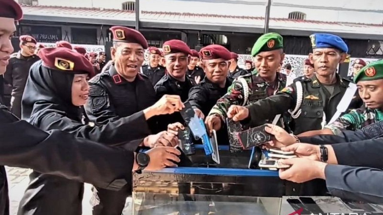 Lapas Ngawi memusnahkan 56 unit HP hasil razia barang terlarang, menegaskan komitmen Pemusnahan HP Lapas Ngawi untuk lingkungan yang bersih dari Halinar.