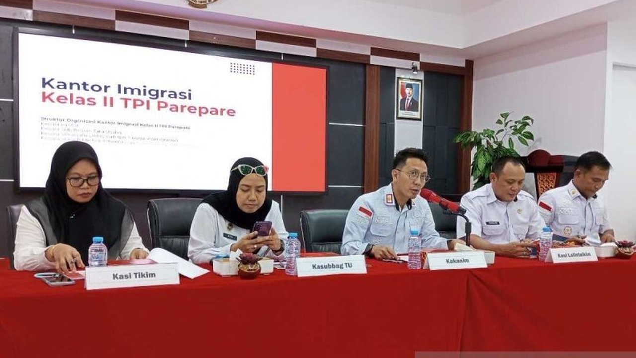 Kantor Imigrasi Kelas II TPI Parepare berhasil mencatat peningkatan PNBP (Penerimaan Negara Bukan Pajak) yang signifikan hingga 333 persen, mencapai Rp20,4 miliar, menunjukkan kepercayaan publik dan efektivitas layanan.