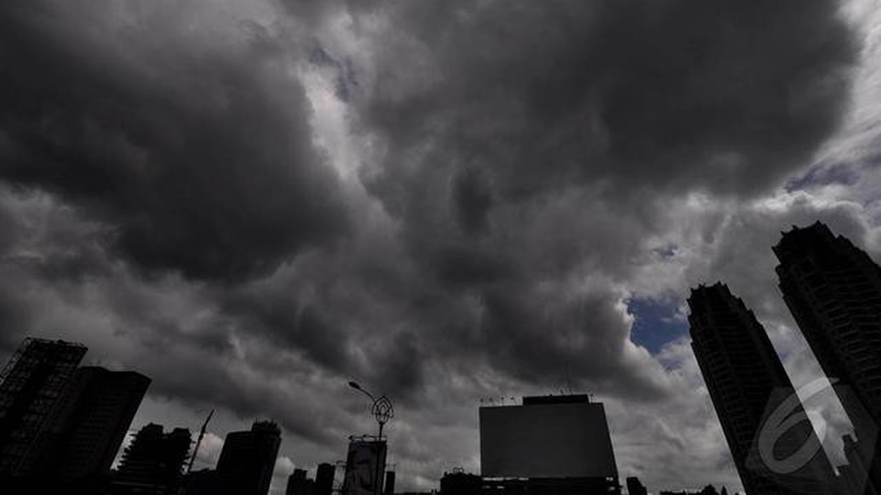 Cuaca mendung terlihat dari ketinggian Tanah Abang, Jakarta. Foto diambil pada Minggu (4/1/2015). (Liputan6.com/Miftahul Hayat)