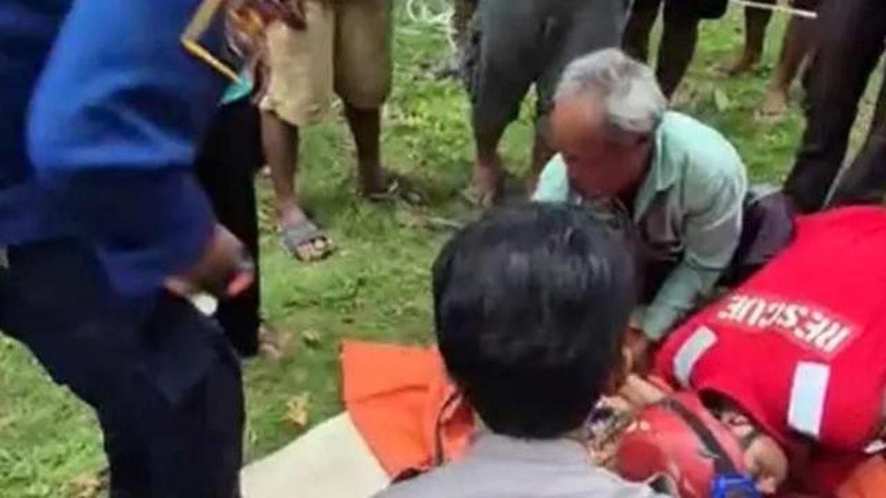 Proses evakuasi seorang nenek yang terperosok ke dalam sumur di Kampung Lembursawah, Desa Bojongsari, Kecamatan Jampangkulon, berlangsung dramatis. (Liputan6.com/ Fira Syahrin)