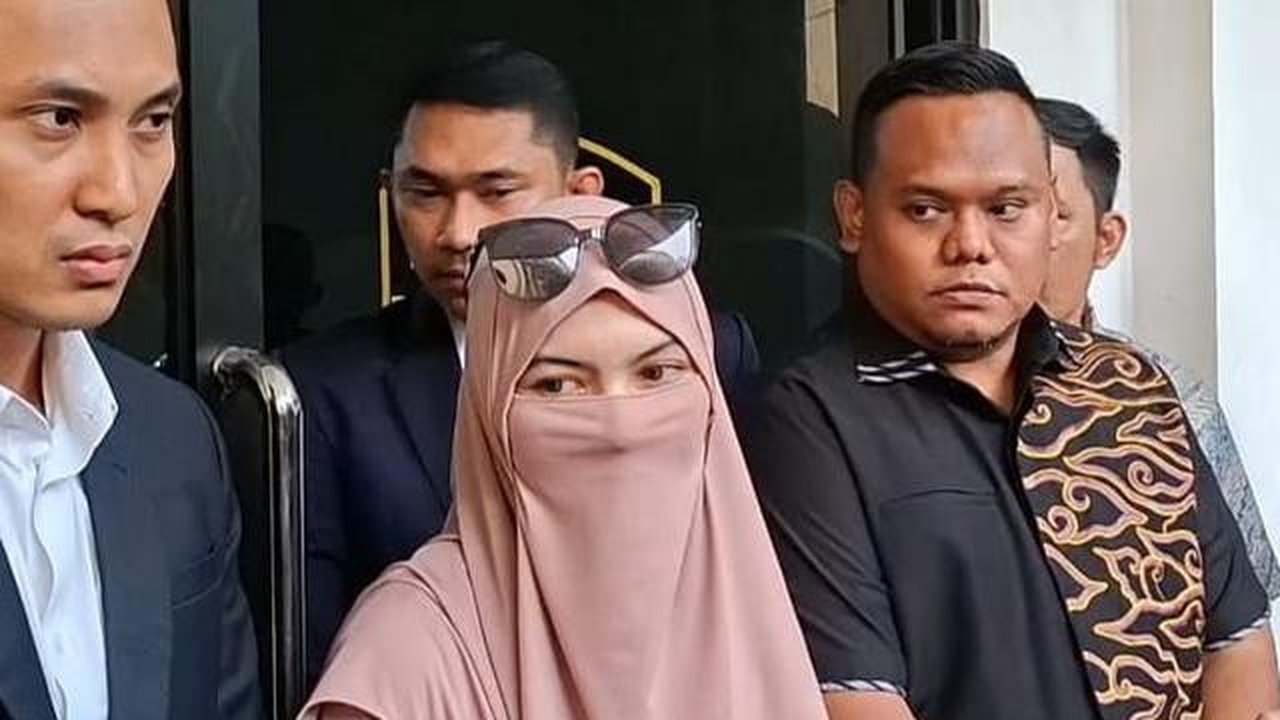 Wardatina Mawa sambangi Polda Metro Jaya, Kamis (4/12/2025), untuk jalani pemeriksaan terkait laporannya terhadap sang suami, Insanul Fahmi, dan IR.