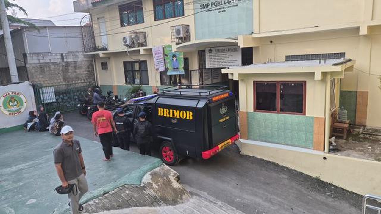 Gegana Brimob dalami dugaan teror bom 10 sekolah di Depok. (Liputan6.com/Dicky Agung Prihanto)