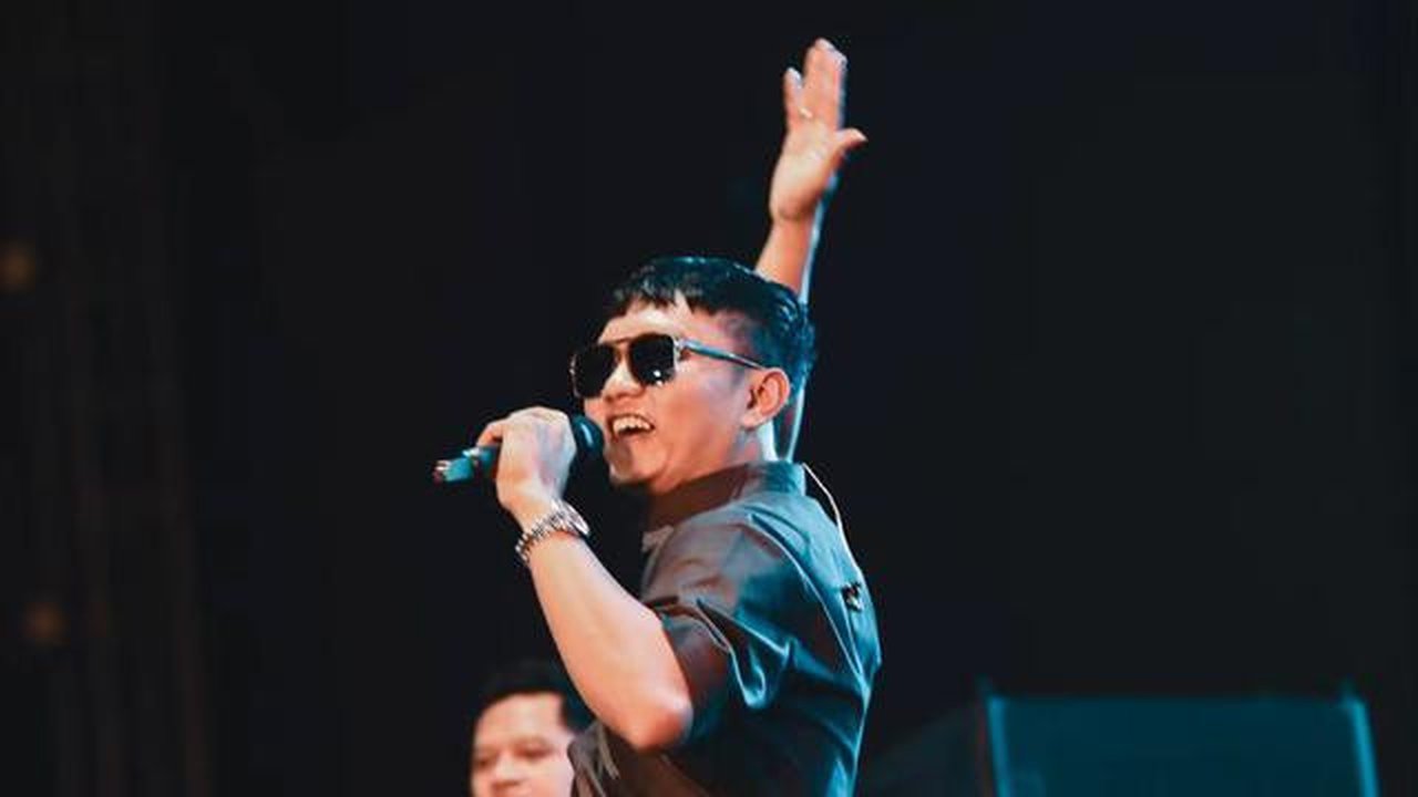 Lagu "Tunggal Eka" dari Denny Caknan, persembahan cinta untuk istri yang kini trending #1 di YouTube Indonesia. Lagu ini sarat makna kesetiaan dan doa. (Foto: Dok. Instagram @denny_caknan