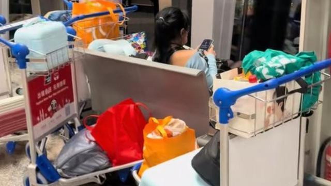 Seorang perempuan ditangkap setelah sebuah video viral mengklaim ia telah tinggal di Bandara Kuala Lumpur, Malaysia, selama satu tahun. (dok. tangkapan layar TikTok @raef_benzemi/https://www.