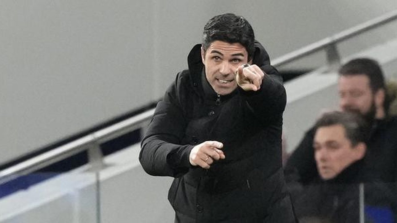 Pelatih Arsenal, Mikel Arteta mengisntruksikan pemainnya saat bertanding melawan Tottenham Hotspur pada pertandingan lanjutan Liga Inggris di Stadion Tottenham Hotspur di London, Inggris, Min