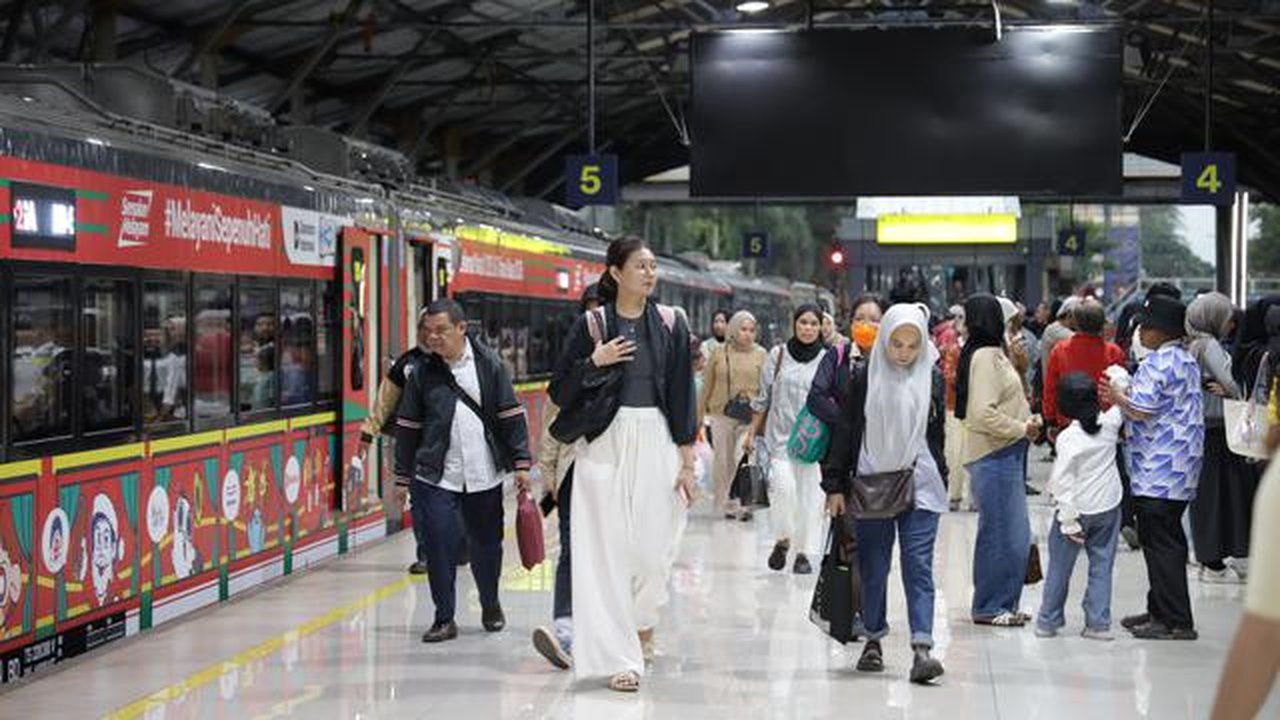 PT Kereta Api Indonesia (Persero) memberikan diskon tarif kereta api sebesar 25 persen bagi pelanggan kereta api jarak jauh berbagai kelas dalam rangka libur Nataru (Natal dan Tahun Baru) 202