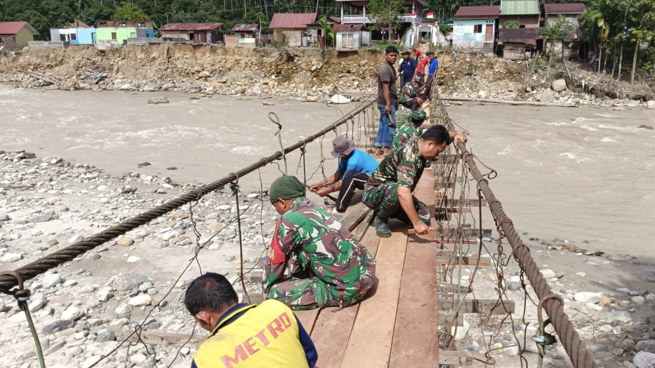 Akses Vital Terputus, Prajurit Kodam Iskandar Muda Turun Tangan Perbaiki Jembatan Gantung