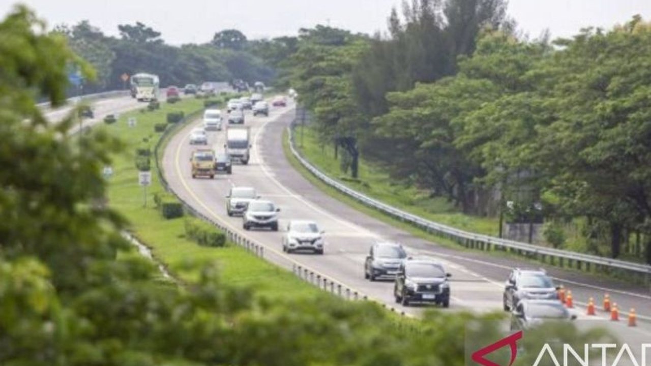 Simak update terbaru Arus Lalu Lintas Tol Cipali yang terpantau ramai lancar di kedua arah selama periode libur Natal dan Tahun Baru 2025, dengan peningkatan volume kendaraan signifikan.