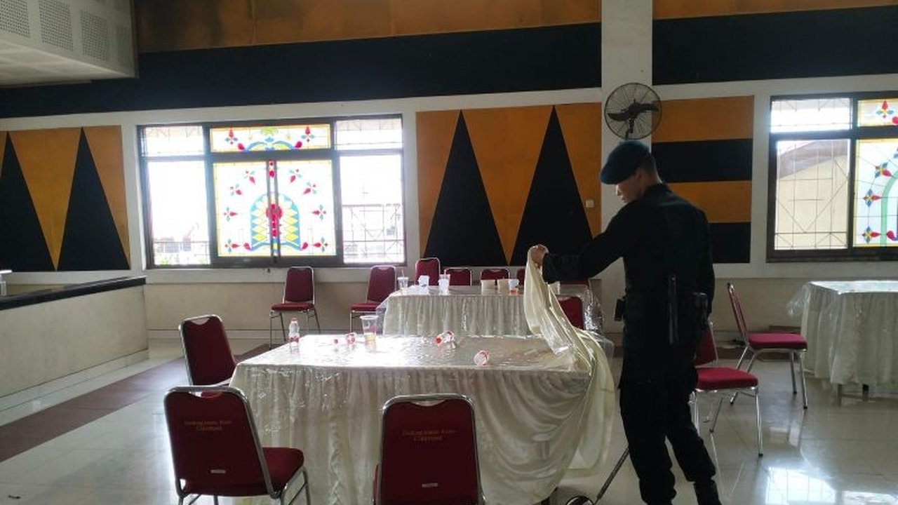 Polres Karawang memastikan Pengamanan Natal Karawang berjalan aman dan kondusif melalui berbagai langkah antisipasi, termasuk sterilisasi lokasi ibadah, demi kenyamanan umat. Simak detailnya!