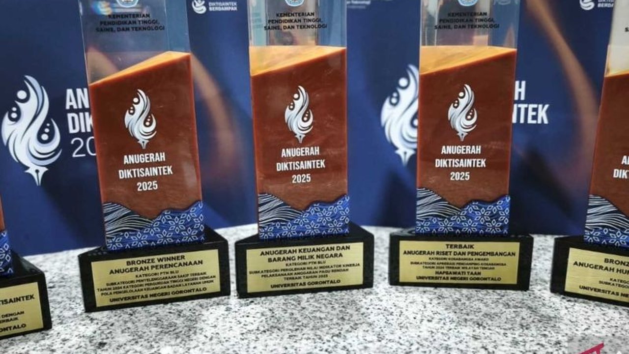 Universitas Negeri Gorontalo (UNG) berhasil meraih Silver Winner Anugerah Diktisaintek 2025, mengukuhkan posisinya sebagai perguruan tinggi unggul dalam kolaborasi internasional. Simak detail prestasinya!