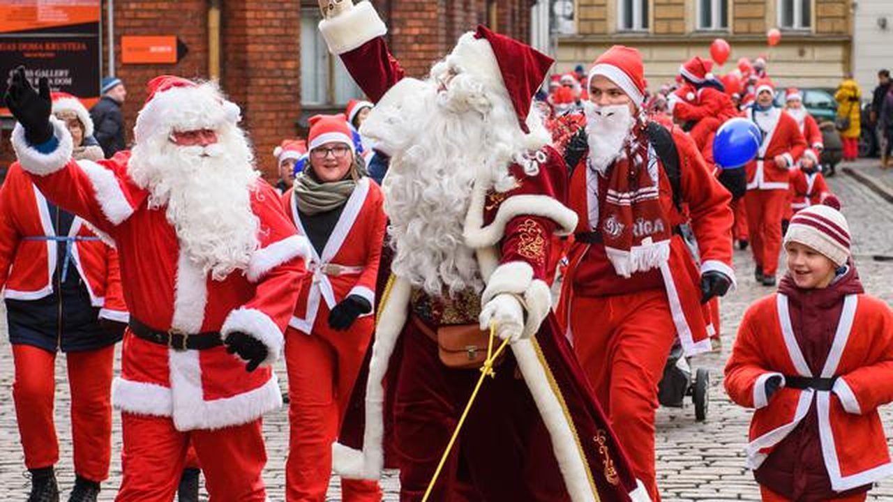 Peserta mengambil bagian dalam Santa's Fun Run di Riga, Latvia, Minggu (8/12/2019). Ini merupakan acara amal yang pesertanya bersenang-senang dengan berlari atau berjalan kaki sambil mengenak