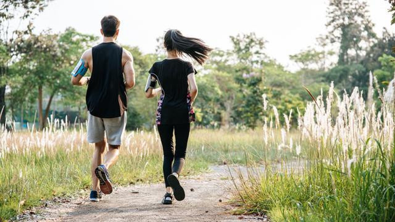 Ilustrasi olahraga bersama pasangan, lari, joging. (Image by jcomp on Freepik)