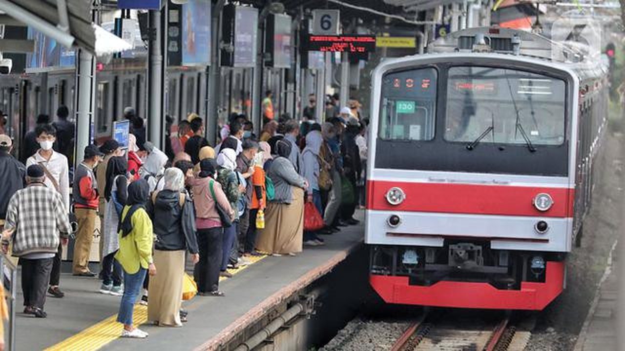Kereta rel listrik (KRL) tiba di Stasiun Tanah Abang, Jakarta, Rabu (17/1/2023). Sepanjang Januari 2023 total pengguna KRL Commuterline Jabodetabek pada weekday adalah sebanyak 7.952.574 oran