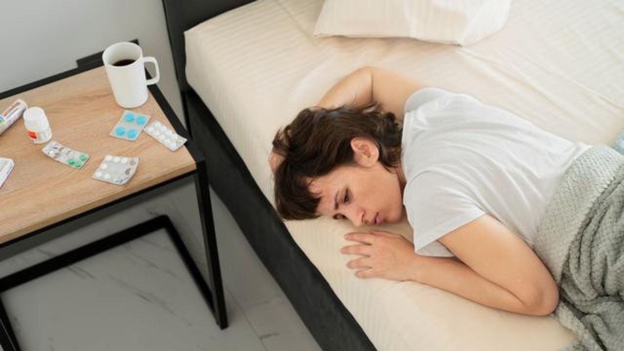 Rasa lelah yang muncul meski sudah tidur cukup bisa menjadi sinyal bahwa tubuh sedang mengalami ketidakseimbangan. Mulai dari kekurangan nutrisi, tekanan mental, hingga kebiasaan sehari-hari