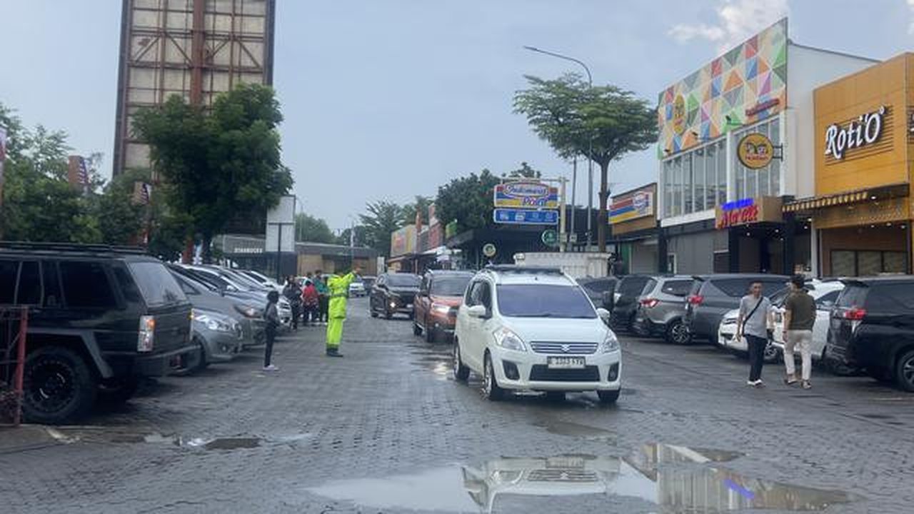 Rest Area KM 57 Tol Cikampek tampak ramai jelang puncak arus mudik lebaran 2025. (Liputan6.com/Radityo Priyasmoro)