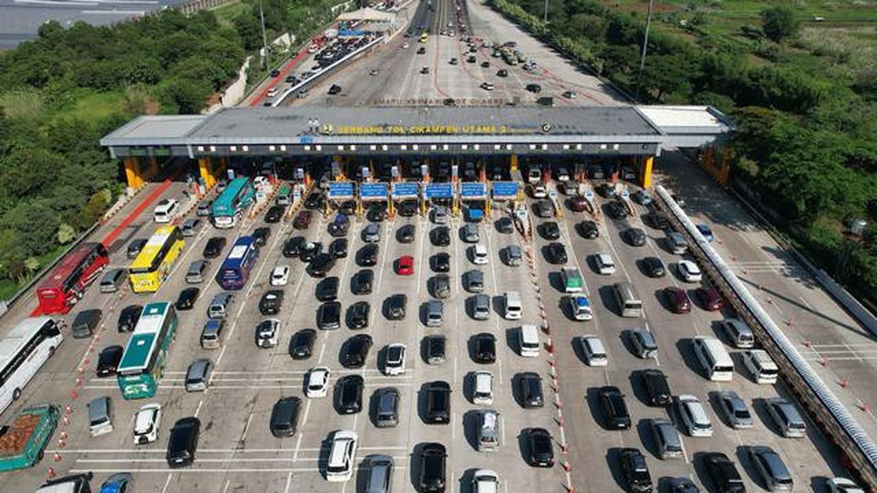 Gerbang Tol (GT) Cikampek Utama beroperasi secara penuh untuk layani kendaraan menuju arah Jakarta saat arus balik Lebaran 2025. (Jasa Marga)