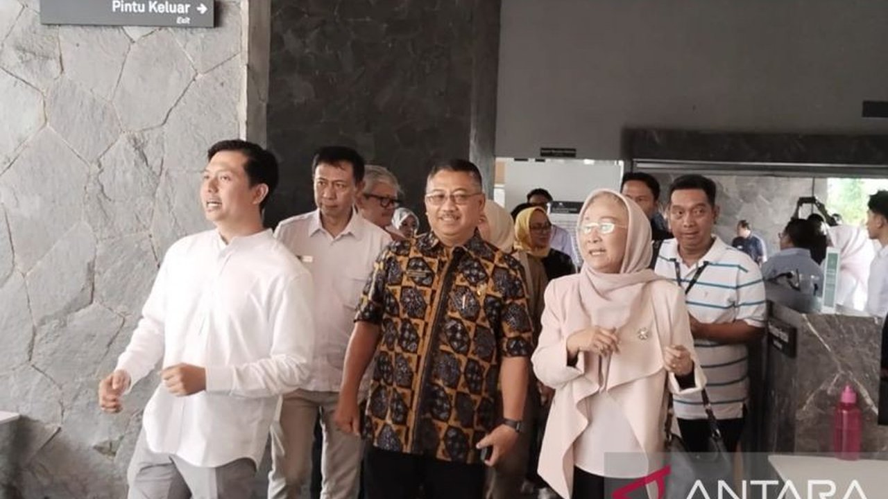 Deputi Kemenpar Hariyanto melakukan kunjungan Kemenpar Sari Ater Subang untuk memastikan kenyamanan dan keamanan wisatawan selama libur Natal dan Tahun Baru.
