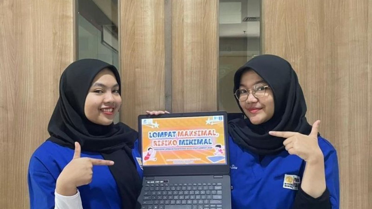 Dua Mahasiswa Vokasi UI Fisioterapi menorehkan prestasi gemilang, meraih Juara 2 di ajang Fisioterapi Day 2025 dengan poster ilmiah inovatif. Simak detail karya mereka!
