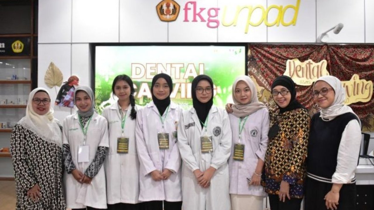 Mahasiswa Program Kelas Internasional FKG UI, Dayin Sakhiya Afdhal, berhasil meraih Juara 3 dalam Lomba Dental Carving di Padjadjaran Dentistry Scientific Meeting (PDSM) 2025, menunjukkan keunggulan dalam seni ukir gigi.