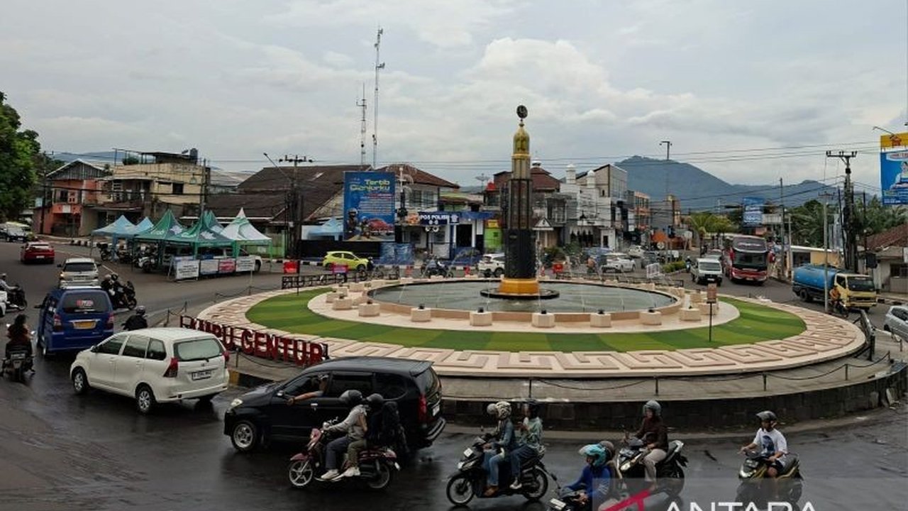 Polres Cianjur mencatat arus lalu lintas di jalur utama Cianjur ramai lancar selama perayaan Natal 2025, meskipun sempat terjadi antrean di beberapa titik, berkat rekayasa situasional yang diterapkan.