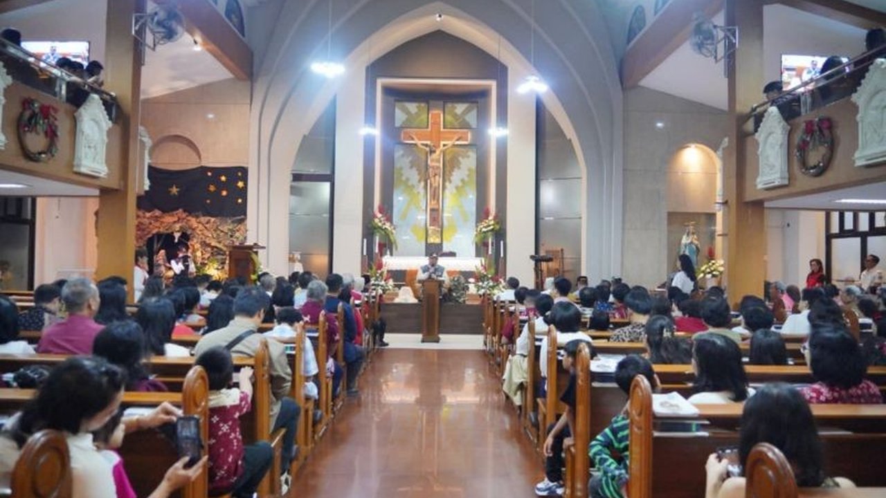 Perayaan Natal di Kabupaten Garut tahun ini berlangsung aman dan tertib berkat sinergi pengamanan dari Polres Garut, TNI, dan pemerintah daerah. Kapolres Garut memastikan ibadah umat Kristiani berjalan khusyuk.