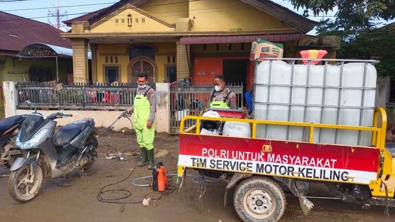 Polres Aceh Tamiang hadir meringankan beban warga pascabanjir dengan layanan cuci motor gratis dan servis kendaraan. Inisiatif ini membantu pemulihan kendaraan dan ekonomi masyarakat terdampak bencana.