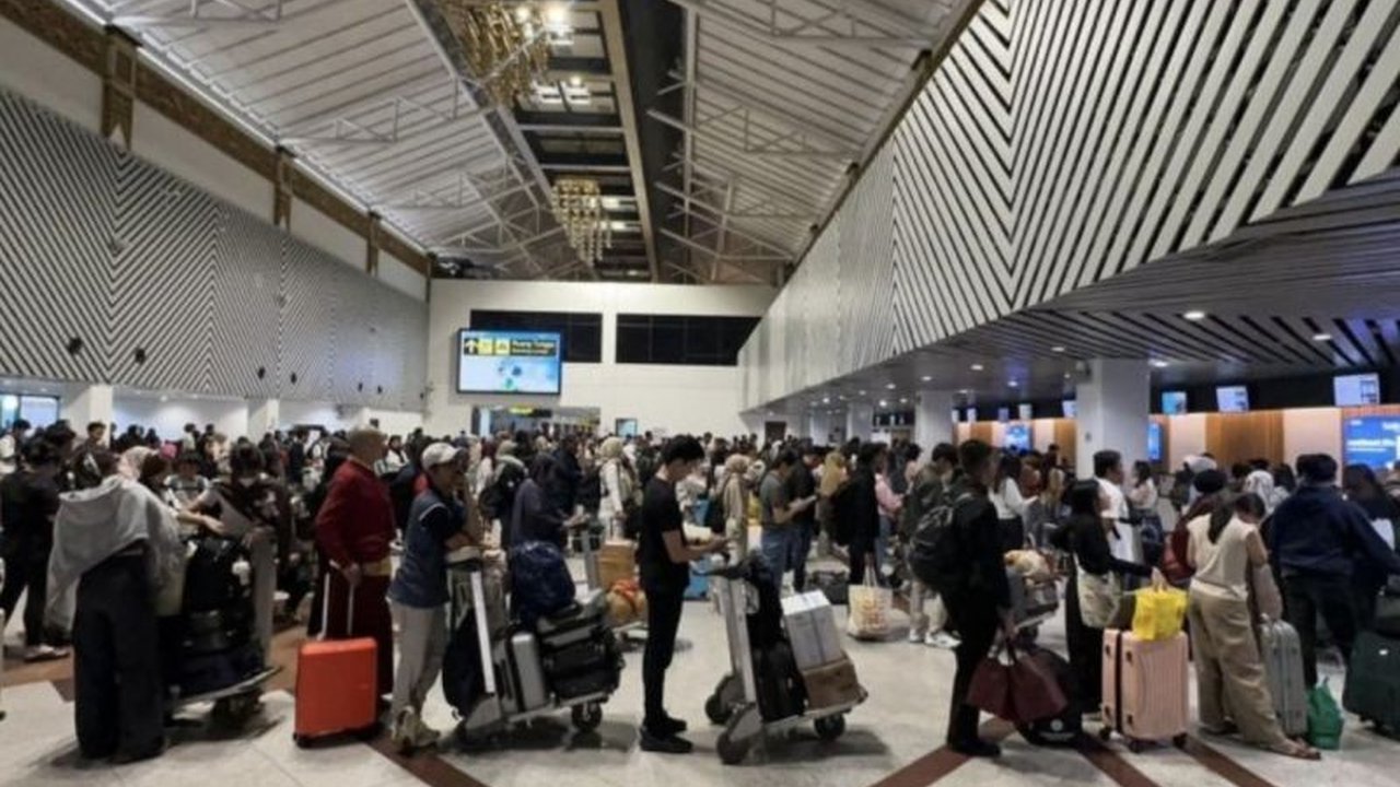 Bandara Internasional Juanda di Sidoarjo melayani lebih dari 430 ribu penumpang selama sepuluh hari awal periode Nataru, menunjukkan lonjakan signifikan pada mobilitas Penumpang Bandara Juanda Nataru.