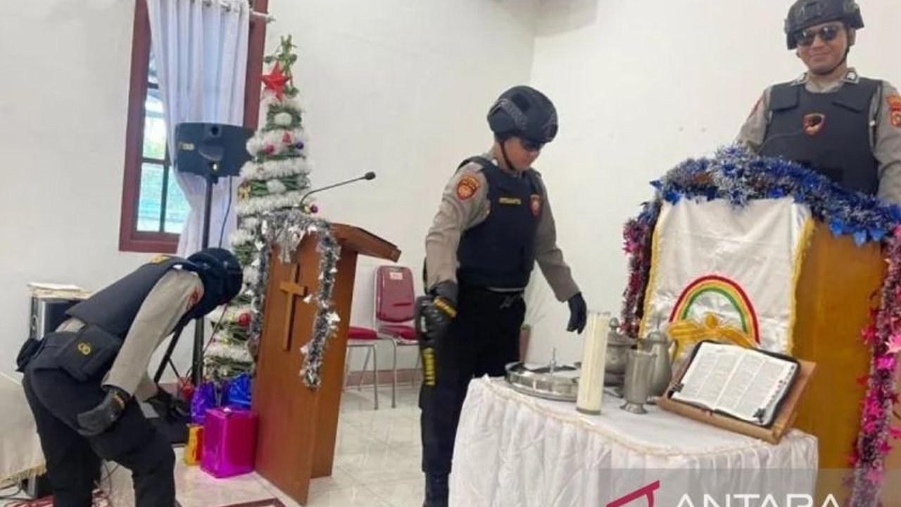 Polres Bangka Selatan mengerahkan personel untuk pengamanan Natal 2025 di 12 gereja, memastikan perayaan berjalan aman dan nyaman bagi umat Kristiani di wilayah tersebut.