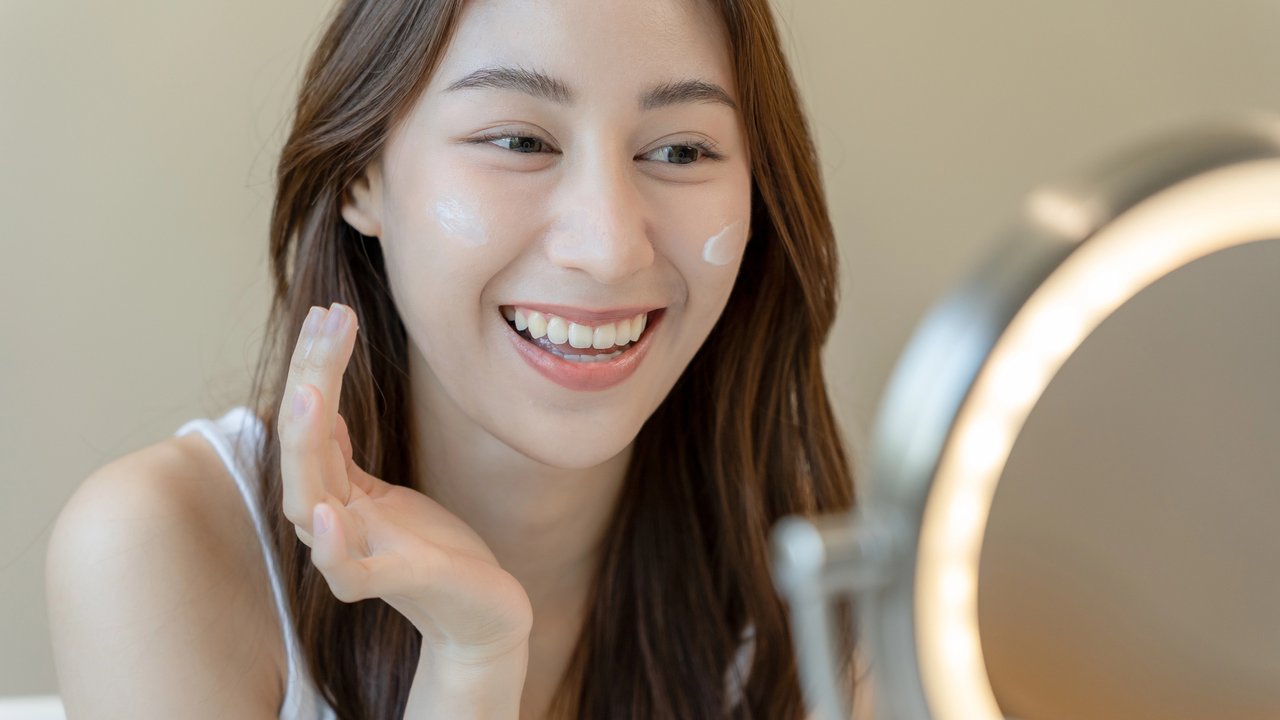 Potret wanita muda yang cantik dengan kulit bersih, segar, dan alami.