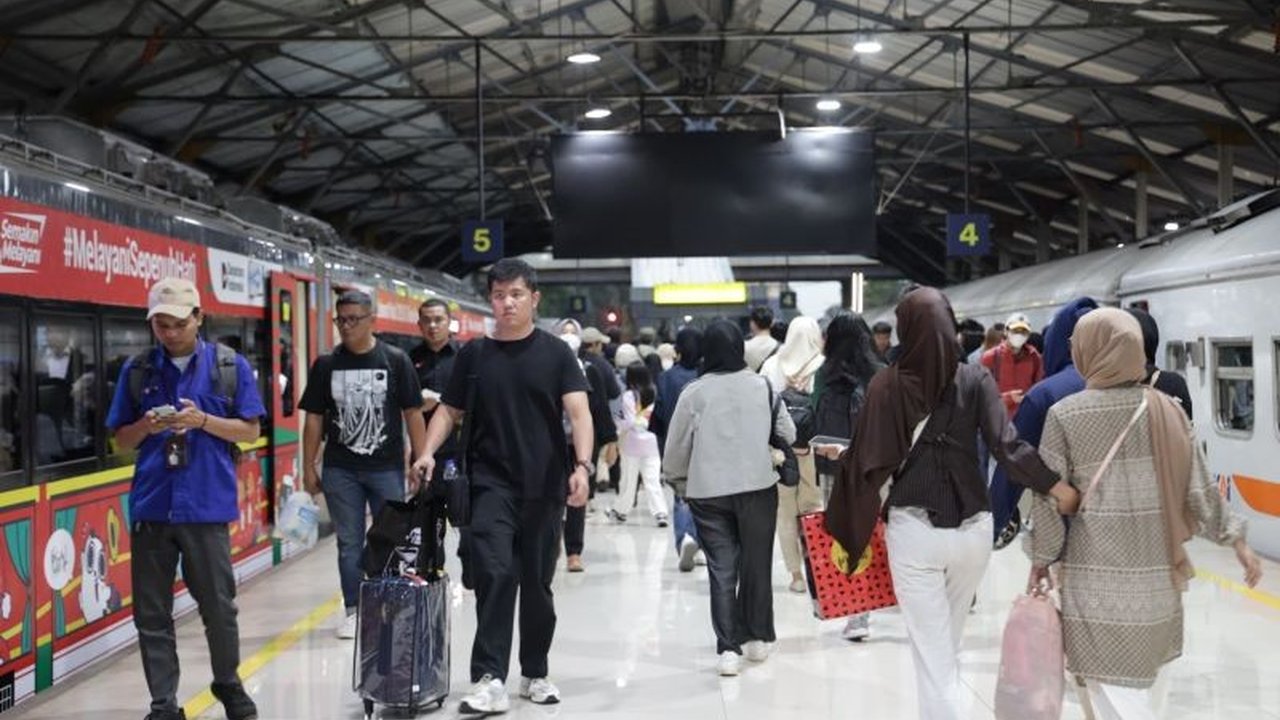 Lebih dari 130 ribu penumpang tercatat membanjiri stasiun Daop 2 Bandung menjelang Natal 2025, menunjukkan lonjakan penumpang Daop 2 Natal 2025 yang signifikan dan kepercayaan publik pada moda transportasi kereta api.