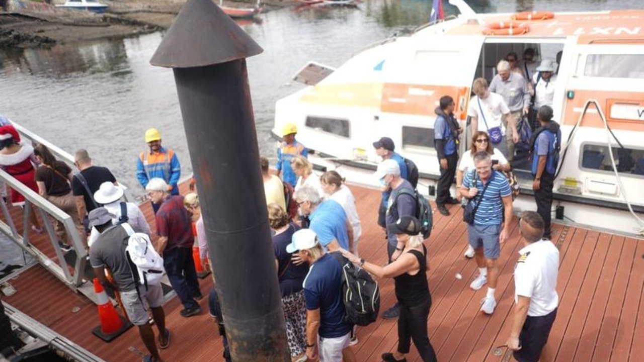 Ribuan Wisman dari kapal pesiar Westerdam antusias mengikuti city tour di Kota Probolinggo saat libur Natal 2025, membuktikan daya tarik wisata daerah ini.