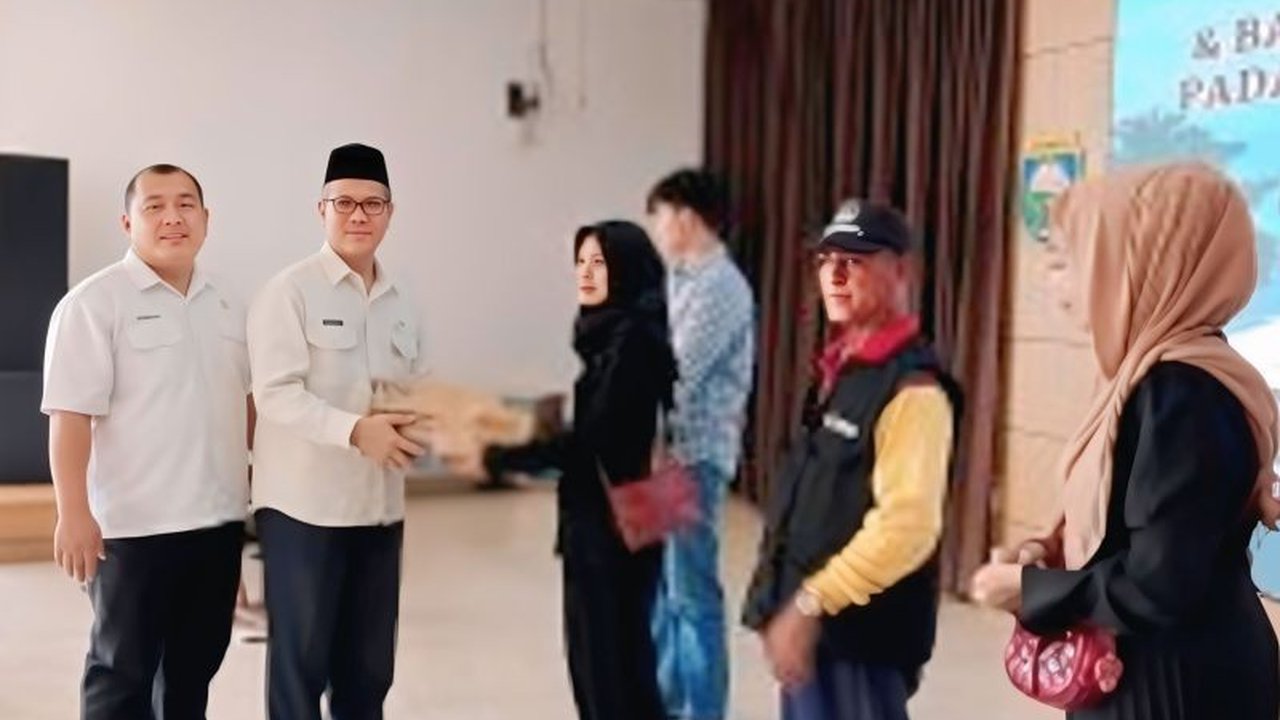 Pemerintah Kabupaten OKU menyalurkan Bantuan UMKM OKU berupa peralatan usaha kepada ratusan pelaku UMKM, bertujuan meningkatkan produktivitas dan kemandirian ekonomi di wilayah setempat.